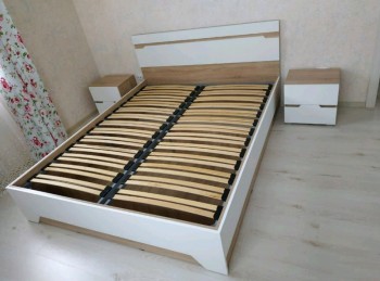 Спальня Анталия (кровать без ортопед-основания, тумбы, Дуб сонома, Белый Софт, горизонт) в Ужуре - uzhur.mebel54.com | фото